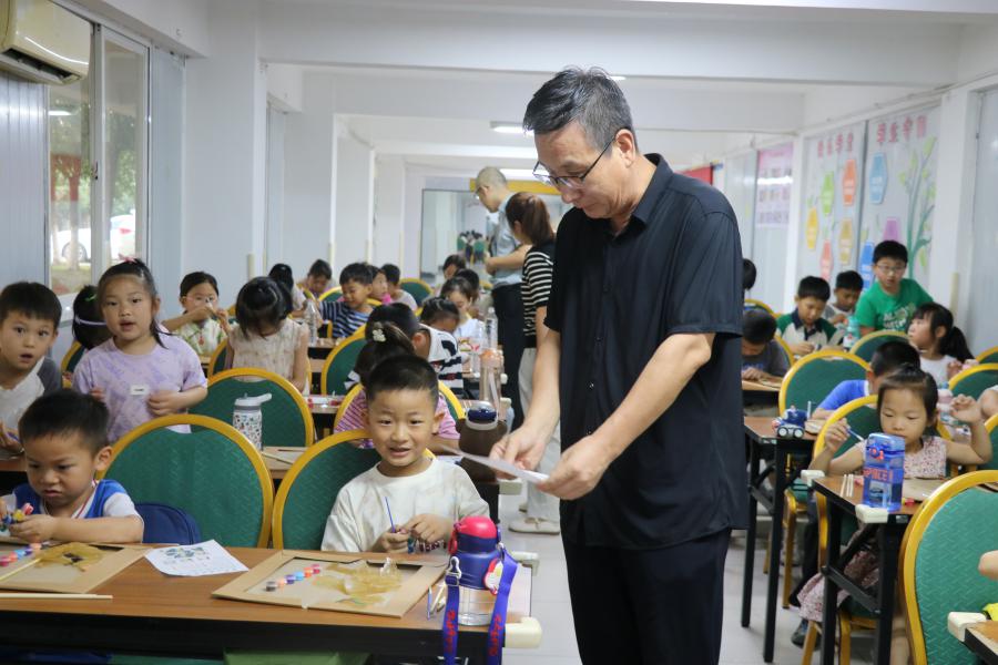 1753851447299509F8AE.jpg 童心传承非遗 党员助力皮影艺术 - 5.jpg